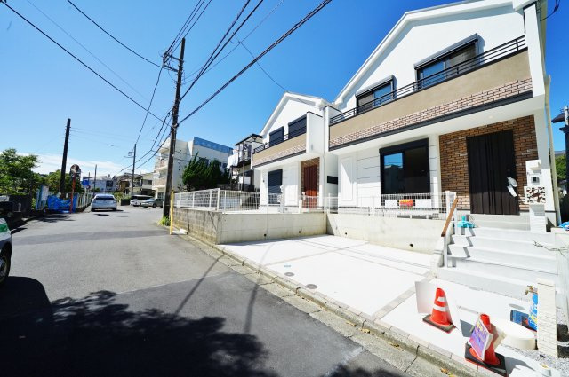 幼稚園２分、小学校５分！子育て世代にうれしい安心のお家♪カーペース２台。初音ヶ丘全２棟新築戸建ての前面道路含む現地写真