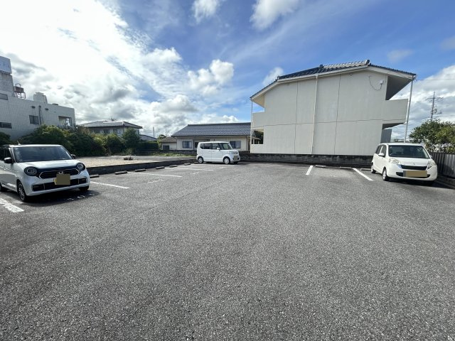 クリスタルの駐車場