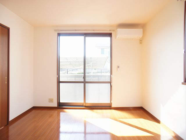 【居間・リビング】 | カーサ・グリーンヒルＡ | 快適に過ごせるエアコンが付いています♪