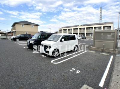 【駐車場】 | グリーンシティ竜美K | 車をお持ちの方に嬉しい駐車場付きの物件です