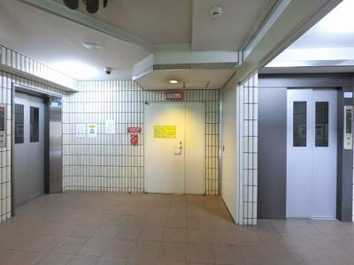 【その他共用部分】 | ガーデンプラザ横浜南 | お買い物時やベビーカーの出し入れに便利なエレベーター付。
混雑時にも便利なエレベーター2基付です。