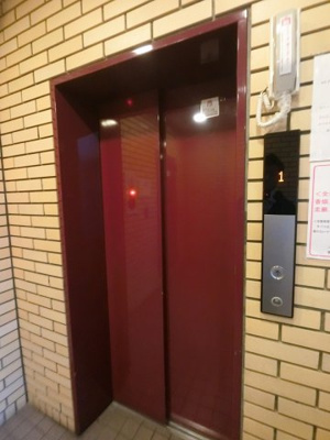 【その他共用部分】 | ニューライフ横浜大通り公園 | お買い物時やベビーカーの出し入れに便利なエレベーター付。