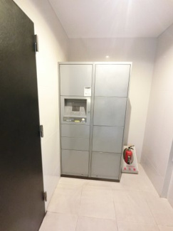 【その他共用部分】 | 便利な宅配ボックス付きです。
不在時に荷物が受け取れ、忙しい方も安心です。