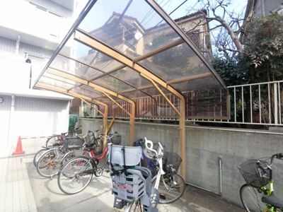 【その他共用部分】 | マイキャッスル金沢文庫 | 自転車置き場です。
屋根付きで雨が降っても安心です。