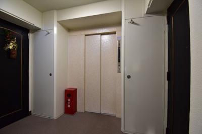 【その他共用部分】 | パークシティ本牧B棟 | お買い物時やベビーカーの出し入れに便利なエレベーター付。