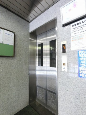 【その他共用部分】 | 日榮ハイム生麦 | お買い物時やベビーカーの出し入れに便利なエレベーター付。