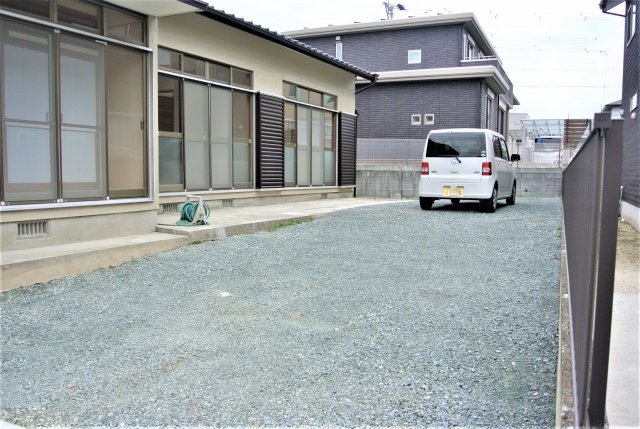 久留米市国分町の中古一戸建の駐車場