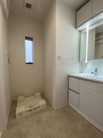 岸本戸建の洗面所|写真は隣D棟