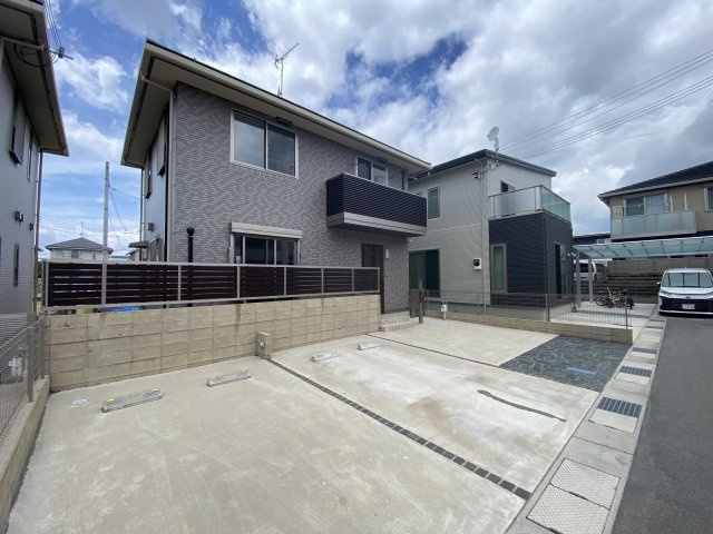 岸本戸建の駐車場|写真は隣D棟
