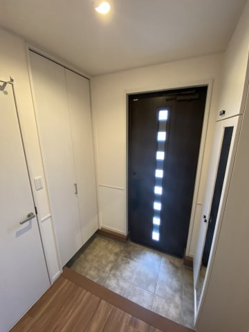 岸本戸建の玄関|写真は隣D棟