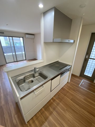岸本戸建のキッチン|写真は隣D棟