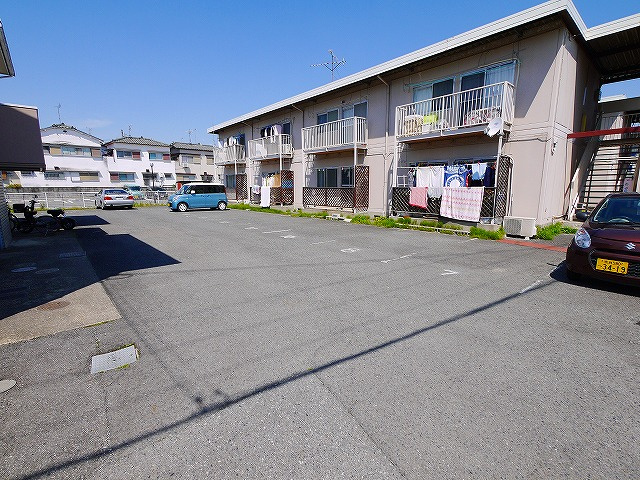 コーポラスアズマBの駐車場|駐車場に車を止められます