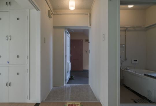 ビレッジハウス奈戸岡1号棟の玄関