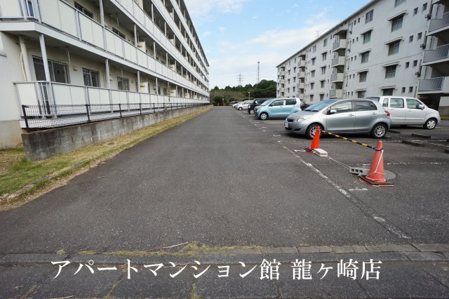 ビレッジハウス奈戸岡2号棟の駐車場