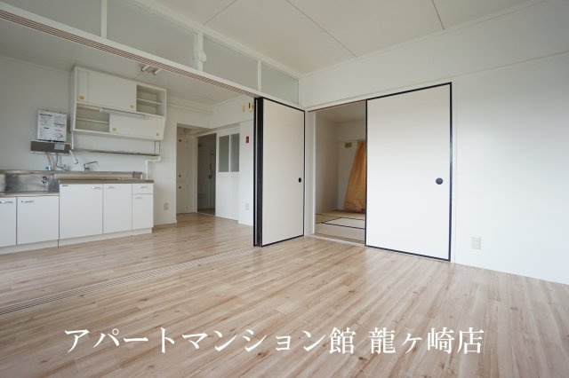 ビレッジハウス奈戸岡2号棟の居間・リビング