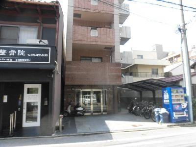 ラビーム河原町のエントランス