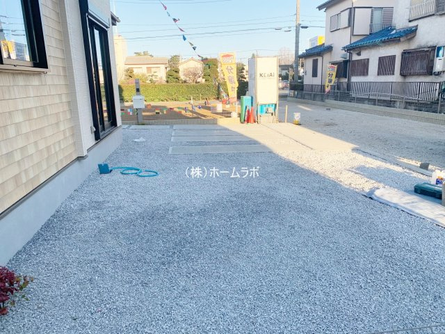 【新築】坂戸市鎌倉町新築分譲住宅 全3棟 ２号棟の駐車場|駐車スペースも大変広々しており来客時も困りません