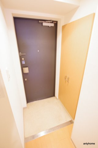 エステムコート新大阪6エキスプレイス　仲介手数料無料の玄関