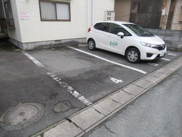 サニーコートの駐車場