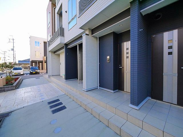 ガーデン・ヴィラ　Ｂ棟のエントランス|ゆとりのあるエントランスです