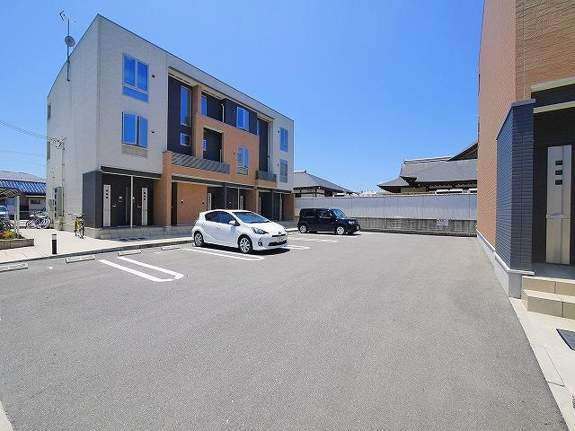 ガーデン・ヴィラ　Ｂ棟の駐車場|駐車場があるので、車を買う予定の方も安心です