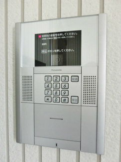 【エントランス】 | 共用エントランスは不審者の侵入を未然に防ぐオートロック付き！防犯対策充実しています◎
