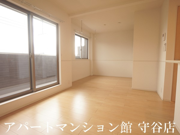 ベル・ファイワークスⅠの居間・リビング