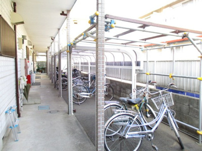 【その他共用部分】 | エスペランサ鈴木 | 屋根付きの駐輪場で雨が降っても大切な自転車が濡れなくてすみますね♪駅から自転車もおすすめです！敷地内にはバイク置場も完備しています◎