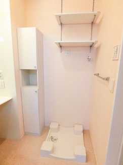 【その他共用部分】 | 洗面所内、シャンプードレッサー横にある室内洗濯機置き場です♪防水パンが付いているので万が一の漏水にも安心です！上部には便利な棚付き♪