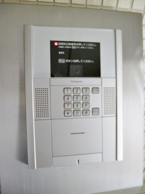 【エントランス】 | ベベルスペース | 共用エントランスは不審者の侵入を未然に防ぐオートロック付き！防犯対策充実しています◎