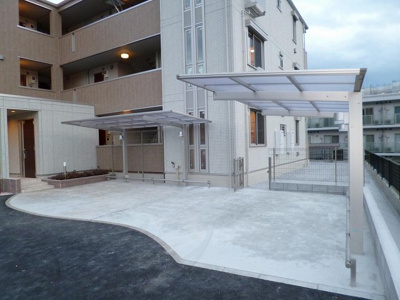 【その他共用部分】 | ベベルスペース | 屋根付きの駐輪場・バイク置場で雨が降っても濡れなくてすみますね♪自転車やバイクがあれば通勤・通学、お買い物にも便利です☆