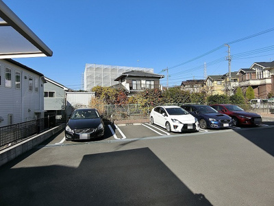 【駐車場】 | ベベルスペース | いつでも目の届く敷地内に駐車場があります♪荷物がかさばりがちなお買物にも、敷地内駐車場があると便利ですよね☆