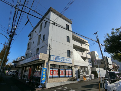 【外観】 | 第1たちばなビル | コンビニやスーパーが近くて便利な立地の4階建てマンション☆最寄りバス停まで徒歩2分！雨の日の通勤やお出かけもバス利用でスムーズです♪