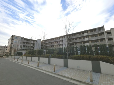 【外観】 | ヒルコートテラス横浜汐見台E棟 | 陽当たりの良いリビング、会話の弾む対面キッチン採用
住まいの独立性を高める玄関アルコーブ付♪