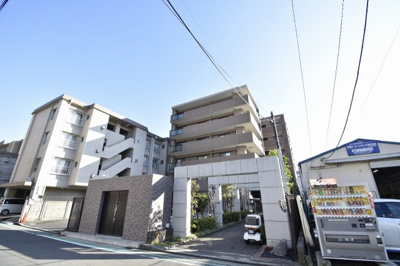 【外観】 | シャロール港北 | 南向き・風通しの良い二面バルコニー付。
納戸に加え、各居室に収納力有り。住まいの独立性を高める玄関ポーチ付♪