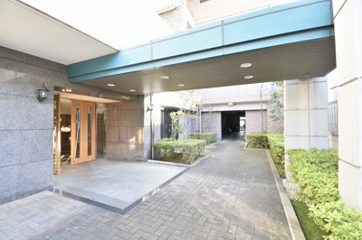 【エントランス】 | シャロール港北 | 横浜市営地下鉄ブルーライン「新羽」駅徒歩5分
忙しい朝が助かる立地、暮らしにゆとりが生まれます。