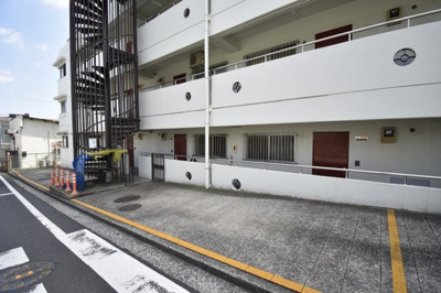 【駐車場】 | コーワアネックス三ツ池 | 平置き駐車場です。
お車をお持ちの方も安心です。