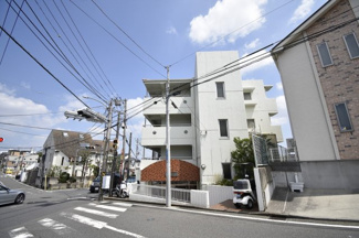 【外観】 | 自主管理ですが管理体制良好のマンション。
周辺には公園・商業施設があり住みやすい環境です。