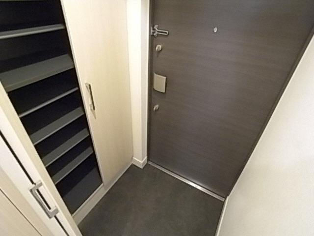 プレサンスみなと元町駅前の玄関