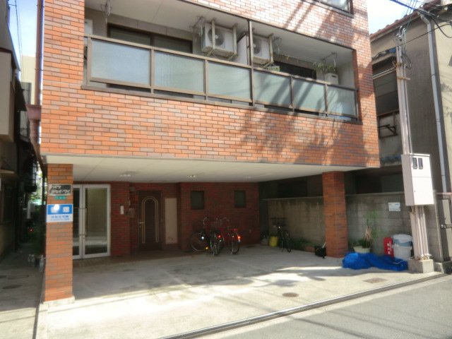 ハイツジェイワイのエントランス