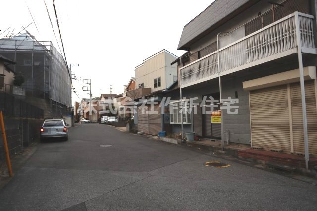 花見川区浪花町　売地　約６２．８坪　建築条件なし　更地渡し　南公道面の前面道路含む現地写真