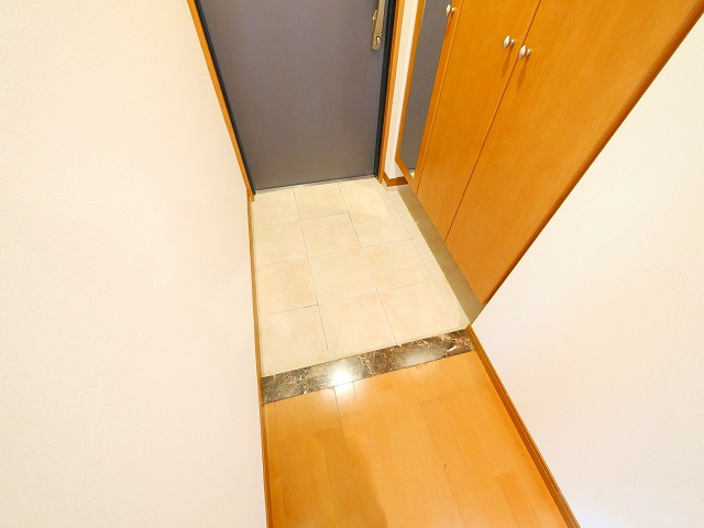 エス・バイ・エルクラスタあやめ池の玄関