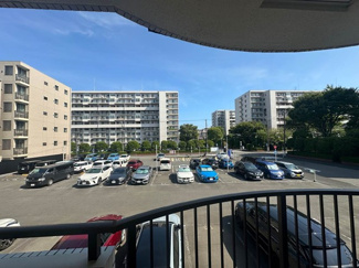 【展望】 | リビングダイニングキッチンから繋がるバルコニーからの眺望です♪目の前は駐車場になっています☆