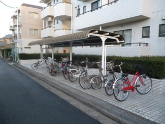 【その他共用部分】 | 屋根付きの駐輪場があるので雨が降っても安心です☆駅まで自転車もおすすめです！