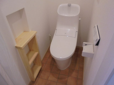 【トイレ】 | レ・セーナⅢ | 嬉しいウォシュレット付き☆オシャレな床と棚が◎