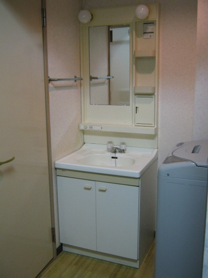 【バルコニー】 | 第13新英マンション | 開放的で明るい空間を演出してくれるバルコニーです