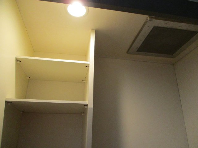【トイレ】 | 第13新英マンション | トイレの上に棚がついています。