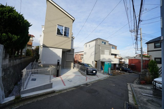 【横浜市西区東久保町100-1新築戸建て１号棟】★仲介手数料無料★（富士見台小学校・岩井原中学校）の前面道路含む現地写真