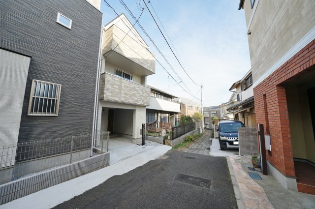 【横浜市西区東久保町31-8新築戸建てC号棟】（富士見台小学校・岩井原中学校）の前面道路含む現地写真