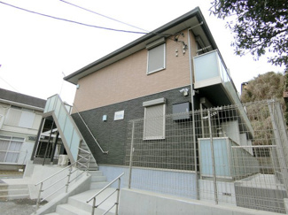 【外観】 | 横浜線「鴨居」駅まで徒歩5分！便利な立地の2階建てアパートです♪大型ショッピングセンター「ららぽーと横浜」が徒歩圏内♪